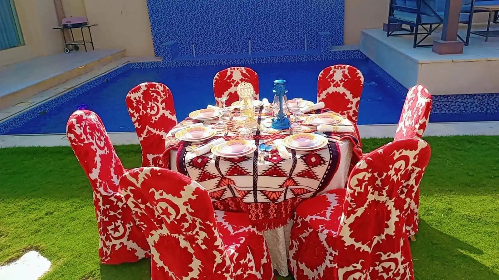 قهوجيين يقدمون القهوة العربية الأصيلة وخدمات الضيافة الفاخرة